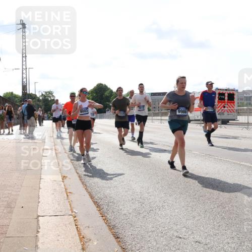 29.06.2025 - hella hamburg halbmarathon Lena Gebhardt http://msf.ph/oto/8381145 29.06.2025 10:02:43 Lombardsbrücke 102, 8003, 2819, 9986, 515, 112, 14732, 1128, 1254, 1482, 1702, 1733, 2142, 2322, 2323, 2685, 2712, 2819, 3225, 3630, 3780, 3919, 3976, 4066, 4204, 4613, 4665, 4904, 5734, 5763, 6295, 6708, 6752, 6815, 6860, 6997, 7049, 7323, 7869, 7888, 8003, 8364, 8481, 8483, 8614, 8624, 8662, 8749, 9006, 9020, 9021, 9131, 9554, 9986, 10128, 10295, 10539, 10866, 11191, 11250, 11515, 11670, 11702, 11782, 11871, 11935, 11968, 12908, 14224 meine-sportfotos.de