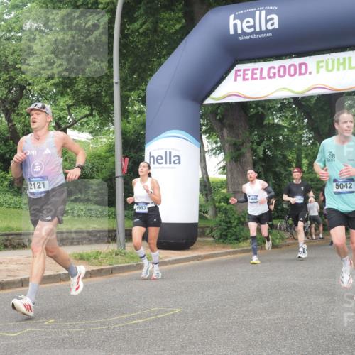 29.06.2025 - hella hamburg halbmarathon KatJ http://msf.ph/oto/8381393 29.06.2025 10:25:15 Zwischen KM18-KM19 2121, 5042, 6993 meine-sportfotos.de