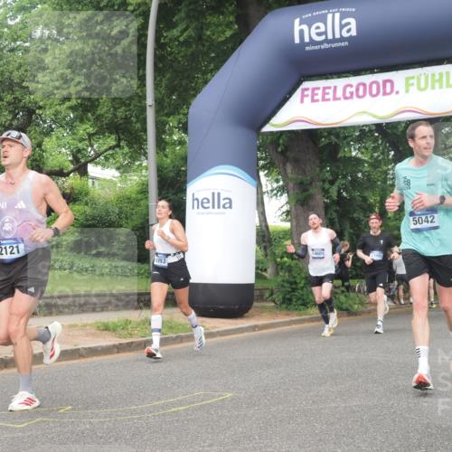 29.06.2025 - hella hamburg halbmarathon KatJ http://msf.ph/oto/8381405 29.06.2025 10:25:15 Zwischen KM18-KM19 2121, 5042, 6993 meine-sportfotos.de