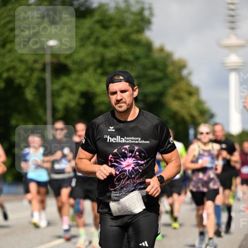 29.06.2025 - hella hamburg halbmarathon Dr. Thomas Lammeyer http://msf.ph/oto/8381438 29.06.2025 09:59:03 Kennedybrücke 1200, 1683, 1696, 1884, 2207, 2274, 2287, 2411, 2706, 2708, 3087, 3208, 3209, 3213, 3258, 3435, 3747, 3985, 4093, 4121, 4189, 4832, 4847, 4890, 5102, 5399, 5421, 5459, 5638, 5705, 5915, 6027, 6054, 6158, 6421, 6532, 6662, 6691, 6836, 6938, 7052, 7312, 7659, 8117, 8139, 8153, 8216, 8218, 8302, 8371, 8437, 8454, 8487, 8577, 8693, 8720, 8856, 8889, 8927, 8955, 9031, 9032, 9093, 9159, 9386, 9476, 9529, 9649, 9720, 9786, 9869, 9959, 10053, 10115, 10122, 10184, 10263, 10423 meine-sportfotos.de