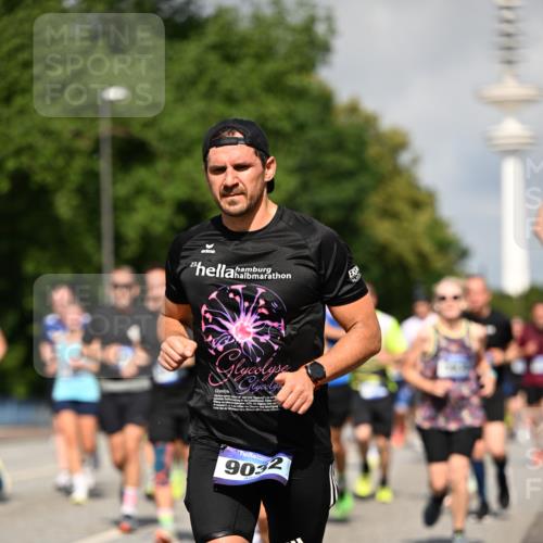 29.06.2025 - hella hamburg halbmarathon Dr. Thomas Lammeyer http://msf.ph/oto/8381454 29.06.2025 09:59:04 Kennedybrücke 1200, 1683, 1696, 1884, 2207, 2274, 2287, 2411, 2706, 2708, 3087, 3208, 3209, 3213, 3258, 3435, 3747, 3985, 4093, 4121, 4189, 4345, 4847, 4890, 5102, 5399, 5421, 5459, 5638, 5705, 5915, 6027, 6054, 6158, 6421, 6532, 6662, 6691, 6836, 6938, 7052, 7312, 7659, 8139, 8153, 8205, 8216, 8218, 8302, 8371, 8437, 8454, 8487, 8577, 8693, 8720, 8856, 8889, 8927, 8955, 9031, 9032, 9093, 9159, 9386, 9476, 9529, 9649, 9720, 9786, 9869, 9959, 10053, 10115, 10122, 10184, 10263, 10423 meine-sportfotos.de