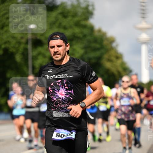 29.06.2025 - hella hamburg halbmarathon Dr. Thomas Lammeyer http://msf.ph/oto/8381466 29.06.2025 09:59:04 Kennedybrücke 1200, 1683, 1696, 1884, 2207, 2274, 2287, 2411, 2706, 2708, 3087, 3208, 3209, 3213, 3258, 3435, 3747, 3985, 4093, 4121, 4189, 4345, 4847, 4890, 5102, 5399, 5421, 5459, 5638, 5705, 5915, 6027, 6054, 6158, 6421, 6532, 6662, 6691, 6836, 6938, 7052, 7312, 7659, 8139, 8153, 8205, 8216, 8218, 8302, 8371, 8437, 8454, 8487, 8577, 8693, 8720, 8856, 8889, 8927, 8955, 9031, 9032, 9093, 9159, 9386, 9476, 9529, 9649, 9720, 9786, 9869, 9959, 10053, 10115, 10122, 10184, 10263, 10423 meine-sportfotos.de