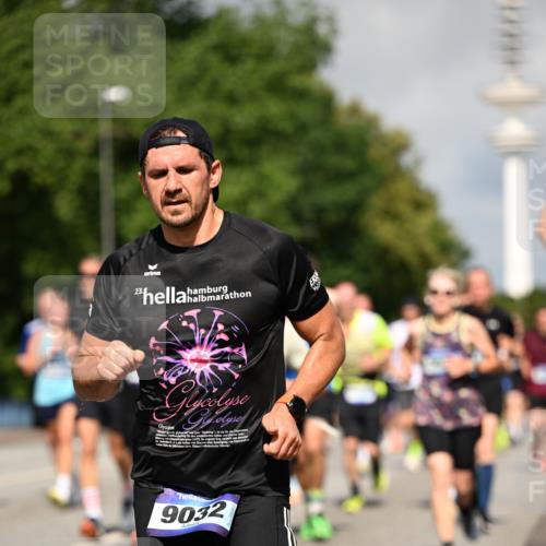 29.06.2025 - hella hamburg halbmarathon Dr. Thomas Lammeyer http://msf.ph/oto/8381480 29.06.2025 09:59:04 Kennedybrücke 1200, 1683, 1696, 1884, 2207, 2274, 2287, 2411, 2706, 2708, 3087, 3208, 3209, 3213, 3258, 3435, 3747, 3985, 4093, 4121, 4189, 4345, 4847, 4890, 5102, 5399, 5421, 5459, 5638, 5705, 5915, 6027, 6054, 6158, 6421, 6532, 6662, 6691, 6836, 6938, 7052, 7312, 7659, 8139, 8153, 8205, 8216, 8218, 8302, 8371, 8437, 8454, 8487, 8577, 8693, 8720, 8856, 8889, 8927, 8955, 9031, 9032, 9093, 9159, 9386, 9476, 9529, 9649, 9720, 9786, 9869, 9959, 10053, 10115, 10122, 10184, 10263, 10423 meine-sportfotos.de
