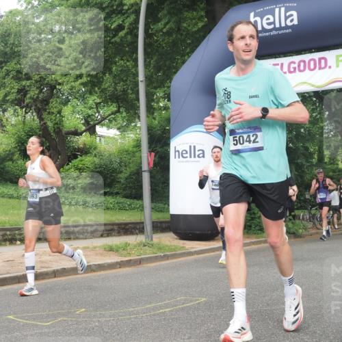29.06.2025 - hella hamburg halbmarathon KatJ http://msf.ph/oto/8381483 29.06.2025 10:25:16 Zwischen KM18-KM19 2121, 5042, 6993 meine-sportfotos.de