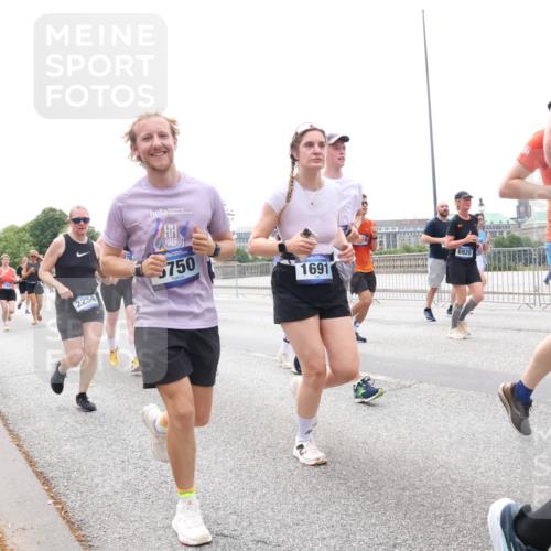 29.06.2025 - hella hamburg halbmarathon Lena Gebhardt http://msf.ph/oto/8381512 29.06.2025 10:40:18 Lombardsbrücke 2254, 276, 750, 6920, 1691, 1018, 1037, 1058, 1076, 1291, 1586, 1691, 1899, 2019, 2109, 2254, 2313, 2515, 2572, 2762, 2763, 2866, 2888, 3237, 3293, 3295, 3515, 3607, 3808, 3810, 3882, 3883, 3884, 4173, 4271, 4471, 4756, 4906, 5059, 5113, 5229, 5263, 5351, 5352, 5654, 5702, 5877, 5901, 5975, 6076, 6097, 6229, 6278, 6280, 6363, 6463, 6548, 6673, 6698, 6750, 6866, 6876, 6890, 6920, 7045, 7108, 7174, 7455, 7456, 7675, 7850, 8107, 8307, 8378, 8391, 8612 meine-sportfotos.de