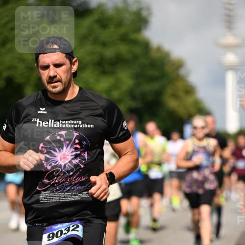 29.06.2025 - hella hamburg halbmarathon Dr. Thomas Lammeyer http://msf.ph/oto/8381516 29.06.2025 09:59:04 Kennedybrücke 1200, 1683, 1696, 1884, 2207, 2274, 2287, 2411, 2706, 2708, 3087, 3208, 3209, 3213, 3258, 3435, 3747, 3985, 4093, 4121, 4189, 4345, 4847, 4890, 5102, 5399, 5421, 5459, 5638, 5705, 5915, 6027, 6054, 6158, 6421, 6532, 6662, 6691, 6836, 6938, 7052, 7312, 7659, 8139, 8153, 8205, 8216, 8218, 8302, 8371, 8437, 8454, 8487, 8577, 8693, 8720, 8856, 8889, 8927, 8955, 9031, 9032, 9093, 9159, 9386, 9476, 9529, 9649, 9720, 9786, 9869, 9959, 10053, 10115, 10122, 10184, 10263, 10423 meine-sportfotos.de