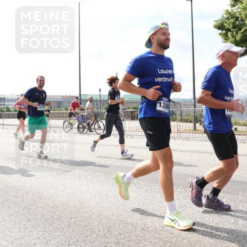 29.06.2025 - hella hamburg halbmarathon Lena Gebhardt http://msf.ph/oto/8381583 29.06.2025 10:15:34 Lombardsbrücke 1441, 1077, 13500, 1296, 1440, 1524, 1745, 2110, 2281, 2720, 2989, 3417, 3513, 3650, 4007, 4466, 4492, 4494, 4495, 5069, 5271, 5739, 5986, 6317, 6376, 6576, 7452, 7809, 7810, 7881, 7941, 7942, 8237, 8256, 9192, 9307, 9423, 9657, 9847, 9975, 9997, 10108, 10608, 10775, 10858, 12457, 12469, 12521, 13179, 13197, 13453, 13500, 13818, 13951, 14413, 14423, 14550, 14552, 15150, 15307, 15740 meine-sportfotos.de