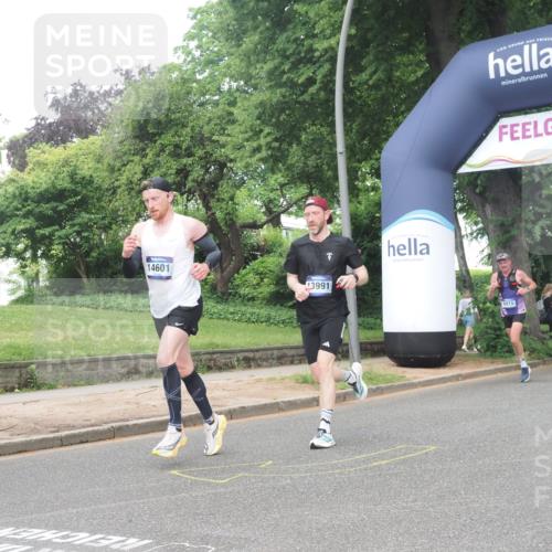 29.06.2025 - hella hamburg halbmarathon KatJ http://msf.ph/oto/8381637 29.06.2025 10:25:17 Zwischen KM18-KM19 2121, 5042, 6993 meine-sportfotos.de