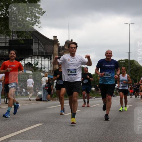 29.06.2025 - hella hamburg halbmarathon Yannick Fuchs http://msf.ph/oto/8381657 29.06.2025 10:54:53 20KM 1188, 1364, 1414, 1453, 1653, 2322, 2323, 2661, 3698, 5602, 5603, 5775, 6033, 6201, 6487, 6708, 6754, 6757, 6921, 7006, 7065, 7306, 7636, 7759, 7761, 8662, 9020, 9021, 9984, 10534, 11623, 11702, 11782, 13459, 13516, 15269, 16621, 17145, 17226, 17951, 17952, 18133, 18757, 19117, 19146, 19242 meine-sportfotos.de