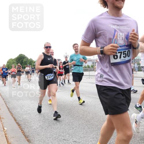 29.06.2025 - hella hamburg halbmarathon Lena Gebhardt http://msf.ph/oto/8381668 29.06.2025 10:40:18 Lombardsbrücke 2254, 6750, 1691, 1018, 1037, 1058, 1076, 1291, 1586, 1691, 1899, 2019, 2109, 2254, 2313, 2515, 2572, 2762, 2763, 2866, 2888, 3237, 3293, 3295, 3515, 3607, 3808, 3810, 3882, 3883, 3884, 4173, 4271, 4471, 4756, 4906, 5059, 5113, 5229, 5263, 5351, 5352, 5654, 5702, 5877, 5901, 5975, 6076, 6097, 6229, 6278, 6280, 6363, 6463, 6548, 6673, 6698, 6750, 6866, 6876, 6890, 6920, 7045, 7108, 7174, 7455, 7456, 7675, 7850, 8107, 8307, 8378, 8391, 8612 meine-sportfotos.de