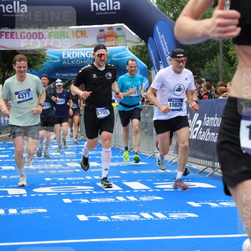 29.06.2025 - hella hamburg halbmarathon Strokosch-Dieckow http://msf.ph/oto/8381701 29.06.2025 10:47:01 Ziel 1139, 1460, 1689, 4093, 4377, 5472, 6700, 7908, 9794, 10122, 12579, 13728, 14385, 14415, 14449, 14594, 14783, 15684, 15825, 16081, 17979 meine-sportfotos.de