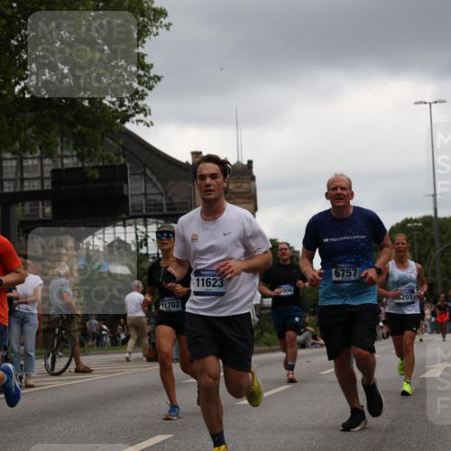 29.06.2025 - hella hamburg halbmarathon Yannick Fuchs http://msf.ph/oto/8381711 29.06.2025 10:54:53 20KM 1188, 1364, 1414, 1453, 1653, 2322, 2323, 2661, 3698, 5602, 5603, 5775, 6033, 6201, 6487, 6708, 6754, 6757, 6921, 7006, 7065, 7306, 7636, 7759, 7761, 8662, 9020, 9021, 9984, 10534, 11623, 11702, 11782, 13459, 13516, 15269, 16621, 17145, 17226, 17951, 17952, 18133, 18757, 19117, 19146, 19242 meine-sportfotos.de