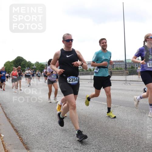 29.06.2025 - hella hamburg halbmarathon Lena Gebhardt http://msf.ph/oto/8381766 29.06.2025 10:40:19 Lombardsbrücke 4756, 13651, 2254, 166, 9187, 1018, 1037, 1058, 1076, 1291, 1586, 1691, 1899, 2019, 2109, 2254, 2515, 2572, 2762, 2763, 2866, 2888, 3237, 3293, 3295, 3515, 3607, 3808, 3810, 3882, 3883, 3884, 4173, 4271, 4411, 4471, 4756, 4906, 5059, 5113, 5229, 5263, 5351, 5352, 5654, 5702, 5877, 5901, 5975, 6076, 6097, 6229, 6278, 6280, 6363, 6463, 6548, 6673, 6698, 6750, 6866, 6876, 6890, 6920, 7045, 7108, 7174, 7455, 7456, 7675, 7850, 8107, 8307, 8378, 8391, 8612 meine-sportfotos.de