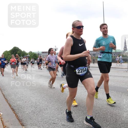 29.06.2025 - hella hamburg halbmarathon Lena Gebhardt http://msf.ph/oto/8381814 29.06.2025 10:40:19 Lombardsbrücke 4756, 11653, 13651, 2254, 66, 1018, 1037, 1058, 1076, 1291, 1586, 1691, 1899, 2019, 2109, 2254, 2515, 2572, 2762, 2763, 2866, 2888, 3237, 3293, 3295, 3515, 3607, 3808, 3810, 3882, 3883, 3884, 4173, 4271, 4411, 4471, 4756, 4906, 5059, 5113, 5229, 5263, 5351, 5352, 5654, 5702, 5877, 5901, 5975, 6076, 6097, 6229, 6278, 6280, 6363, 6463, 6548, 6673, 6698, 6750, 6866, 6876, 6890, 6920, 7045, 7108, 7174, 7455, 7456, 7675, 7850, 8107, 8307, 8378, 8391, 8612 meine-sportfotos.de