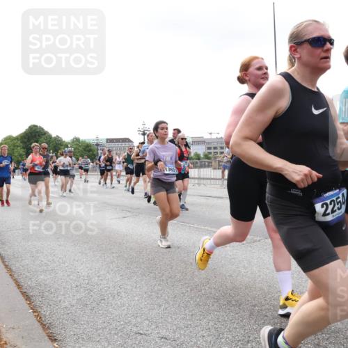 29.06.2025 - hella hamburg halbmarathon Lena Gebhardt http://msf.ph/oto/8381869 29.06.2025 10:40:19 Lombardsbrücke 4756, 13651, 225, 1018, 1037, 1058, 1076, 1291, 1586, 1691, 1899, 2019, 2109, 2254, 2515, 2572, 2762, 2763, 2866, 2888, 3237, 3293, 3295, 3515, 3607, 3808, 3810, 3882, 3883, 3884, 4173, 4271, 4411, 4471, 4756, 4906, 5059, 5113, 5229, 5263, 5351, 5352, 5654, 5702, 5877, 5901, 5975, 6076, 6097, 6229, 6278, 6280, 6363, 6463, 6548, 6673, 6698, 6750, 6866, 6876, 6890, 6920, 7045, 7108, 7174, 7455, 7456, 7675, 7850, 8107, 8307, 8378, 8391, 8612 meine-sportfotos.de