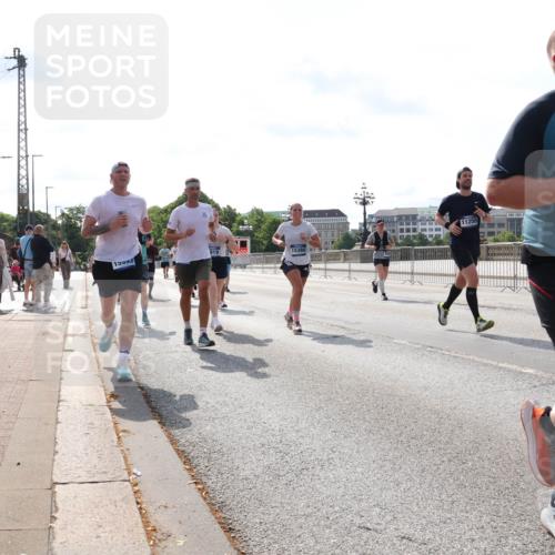 29.06.2025 - hella hamburg halbmarathon Lena Gebhardt http://msf.ph/oto/8382014 29.06.2025 10:02:46 Lombardsbrücke 3333, 919, 15394, 11250, 139, 1128, 1254, 1482, 1702, 1733, 2142, 2685, 2712, 2810, 2819, 3225, 3630, 3780, 3919, 3976, 4066, 4204, 4613, 4665, 4904, 5734, 6217, 6295, 6708, 6752, 6815, 6860, 6997, 7049, 7323, 7869, 7888, 8003, 8364, 8481, 8483, 8614, 8624, 8662, 8749, 9006, 9020, 9021, 9131, 9554, 9986, 10128, 10295, 10539, 10866, 11191, 11250, 11515, 11670, 11702, 11782, 11935, 11968, 12422, 12908, 14224 meine-sportfotos.de