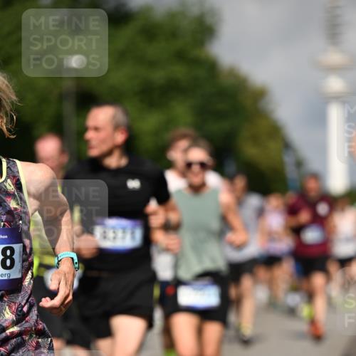 29.06.2025 - hella hamburg halbmarathon Dr. Thomas Lammeyer http://msf.ph/oto/8382063 29.06.2025 09:59:07 Kennedybrücke 1200, 1630, 1683, 1696, 1884, 2207, 2274, 2287, 2411, 2706, 2708, 3087, 3208, 3209, 3213, 3258, 3435, 3747, 3985, 4093, 4121, 4189, 4345, 4847, 4890, 5102, 5399, 5421, 5459, 5638, 5915, 6009, 6027, 6054, 6158, 6421, 6532, 6662, 6691, 6836, 6938, 7052, 7312, 7659, 8139, 8153, 8205, 8216, 8218, 8302, 8371, 8437, 8454, 8487, 8577, 8693, 8720, 8856, 8889, 8899, 8927, 8955, 9031, 9032, 9093, 9159, 9386, 9476, 9529, 9649, 9720, 9786, 9869, 9959, 10053, 10115, 10184, 10263, 10423 meine-sportfotos.de