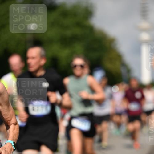 29.06.2025 - hella hamburg halbmarathon Dr. Thomas Lammeyer http://msf.ph/oto/8382084 29.06.2025 09:59:07 Kennedybrücke 1200, 1630, 1683, 1696, 1884, 2207, 2274, 2287, 2411, 2706, 2708, 3087, 3208, 3209, 3213, 3258, 3435, 3747, 3985, 4093, 4121, 4189, 4345, 4847, 4890, 5102, 5399, 5421, 5459, 5638, 5915, 6009, 6027, 6054, 6158, 6421, 6532, 6662, 6691, 6836, 6938, 7052, 7312, 7659, 8139, 8153, 8205, 8216, 8218, 8302, 8371, 8437, 8454, 8487, 8577, 8693, 8720, 8856, 8889, 8899, 8927, 8955, 9031, 9032, 9093, 9159, 9386, 9476, 9529, 9649, 9720, 9786, 9869, 9959, 10053, 10115, 10184, 10263, 10423 meine-sportfotos.de