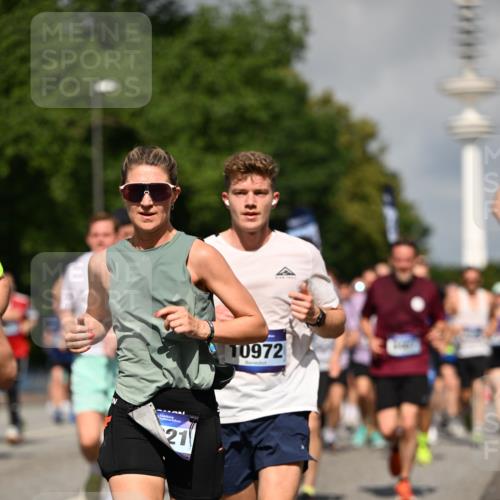 29.06.2025 - hella hamburg halbmarathon Dr. Thomas Lammeyer http://msf.ph/oto/8382117 29.06.2025 09:59:08 Kennedybrücke 1200, 1630, 1683, 1696, 1884, 2207, 2274, 2287, 2411, 2706, 2708, 3087, 3209, 3213, 3258, 3435, 3747, 3985, 4093, 4121, 4189, 4345, 4847, 4890, 5102, 5399, 5421, 5459, 5638, 5915, 6009, 6027, 6054, 6158, 6421, 6532, 6662, 6691, 6836, 6938, 7052, 7312, 7659, 8139, 8153, 8205, 8216, 8218, 8302, 8371, 8454, 8487, 8577, 8693, 8720, 8856, 8889, 8899, 8927, 8955, 9031, 9032, 9093, 9386, 9476, 9529, 9649, 9720, 9786, 9869, 9959, 10053, 10115, 10184, 10263, 10423 meine-sportfotos.de