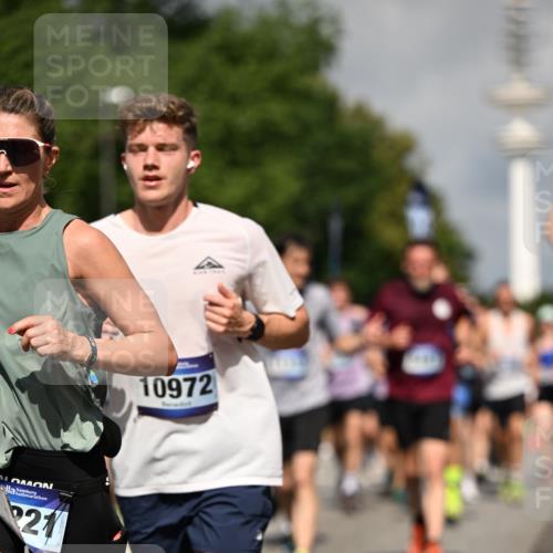 29.06.2025 - hella hamburg halbmarathon Dr. Thomas Lammeyer http://msf.ph/oto/8382155 29.06.2025 09:59:09 Kennedybrücke 1200, 1630, 1683, 1696, 1884, 2207, 2274, 2287, 2411, 2706, 2708, 3087, 3209, 3213, 3258, 3435, 3747, 3985, 4093, 4121, 4189, 4345, 4847, 4890, 5102, 5399, 5421, 5459, 5638, 5915, 6009, 6027, 6054, 6158, 6421, 6532, 6662, 6691, 6836, 6938, 7052, 7312, 7367, 7659, 8139, 8153, 8205, 8216, 8218, 8302, 8371, 8454, 8487, 8577, 8693, 8720, 8856, 8889, 8899, 8927, 8955, 9031, 9032, 9386, 9476, 9529, 9649, 9720, 9786, 9869, 9959, 10053, 10115, 10184, 10263, 10423, 11356 meine-sportfotos.de