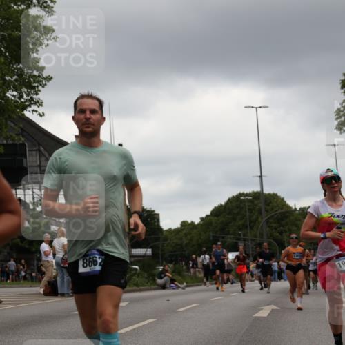 29.06.2025 - hella hamburg halbmarathon Yannick Fuchs http://msf.ph/oto/8382158 29.06.2025 10:54:57 20KM 1188, 1364, 1414, 1453, 1653, 1823, 2322, 2323, 2426, 2661, 3698, 5602, 5603, 5775, 6201, 6487, 6708, 6754, 6757, 6921, 7006, 7250, 7306, 7759, 7761, 8483, 8662, 9020, 9021, 9611, 9984, 10295, 10534, 11623, 11702, 11782, 12789, 12908, 13459, 13516, 15269, 16621, 17145, 17226, 17951, 17952, 18133, 18757, 19117, 19146, 19242 meine-sportfotos.de