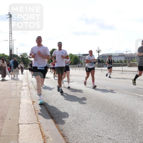 29.06.2025 - hella hamburg halbmarathon Lena Gebhardt http://msf.ph/oto/8382180 29.06.2025 10:02:47 Lombardsbrücke 15394, 3919, 15993, 1250, 1128, 1254, 1482, 1702, 1733, 2685, 2712, 2780, 2810, 2819, 3225, 3630, 3780, 3919, 3976, 4066, 4204, 4613, 4665, 4904, 5734, 6208, 6217, 6708, 6752, 6815, 6860, 6997, 7049, 7323, 7869, 7888, 8003, 8364, 8481, 8483, 8614, 8624, 8662, 8749, 9006, 9131, 9554, 9986, 10128, 10295, 10539, 10866, 11191, 11250, 11515, 11670, 11702, 11782, 11935, 11968, 12169, 12422, 12908, 14224 meine-sportfotos.de