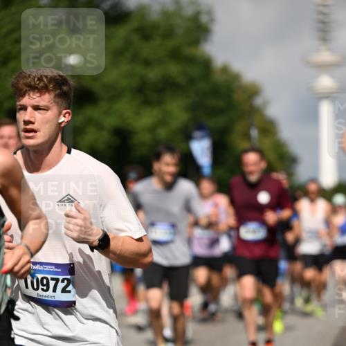 29.06.2025 - hella hamburg halbmarathon Dr. Thomas Lammeyer http://msf.ph/oto/8382181 29.06.2025 09:59:09 Kennedybrücke 1200, 1630, 1683, 1696, 1884, 2207, 2274, 2287, 2411, 2706, 2708, 3087, 3209, 3213, 3258, 3435, 3747, 3985, 4093, 4121, 4189, 4345, 4847, 4890, 5102, 5399, 5421, 5459, 5638, 5915, 6009, 6027, 6054, 6158, 6421, 6532, 6662, 6691, 6836, 6938, 7052, 7312, 7367, 7659, 8139, 8153, 8205, 8216, 8218, 8302, 8371, 8454, 8487, 8577, 8693, 8720, 8856, 8889, 8899, 8927, 8955, 9031, 9032, 9386, 9476, 9529, 9649, 9720, 9786, 9869, 9959, 10053, 10115, 10184, 10263, 10423, 11356 meine-sportfotos.de