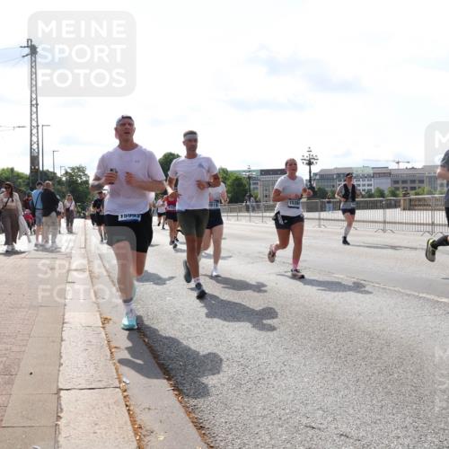 29.06.2025 - hella hamburg halbmarathon Lena Gebhardt http://msf.ph/oto/8382221 29.06.2025 10:02:47 Lombardsbrücke 15993, 15394, 6752, 1128, 1254, 1482, 1702, 1733, 2685, 2712, 2780, 2810, 2819, 3225, 3630, 3780, 3919, 3976, 4066, 4204, 4613, 4665, 4904, 5734, 6208, 6217, 6708, 6752, 6815, 6860, 6997, 7049, 7323, 7869, 7888, 8003, 8364, 8481, 8483, 8614, 8624, 8662, 8749, 9006, 9131, 9554, 9986, 10128, 10295, 10539, 10866, 11191, 11250, 11515, 11670, 11702, 11782, 11935, 11968, 12169, 12422, 12908, 14224 meine-sportfotos.de
