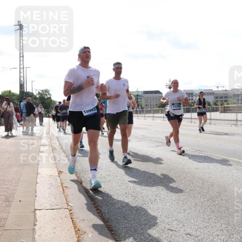 29.06.2025 - hella hamburg halbmarathon Lena Gebhardt http://msf.ph/oto/8382261 29.06.2025 10:02:47 Lombardsbrücke 15993, 15394, 11250, 1128, 1254, 1482, 1702, 1733, 2685, 2712, 2780, 2810, 2819, 3225, 3630, 3780, 3919, 3976, 4066, 4204, 4613, 4665, 4904, 5734, 6208, 6217, 6708, 6752, 6815, 6860, 6997, 7049, 7323, 7869, 7888, 8003, 8364, 8481, 8483, 8614, 8624, 8662, 8749, 9006, 9131, 9554, 9986, 10128, 10295, 10539, 10866, 11191, 11250, 11515, 11670, 11702, 11782, 11935, 11968, 12169, 12422, 12908, 14224 meine-sportfotos.de