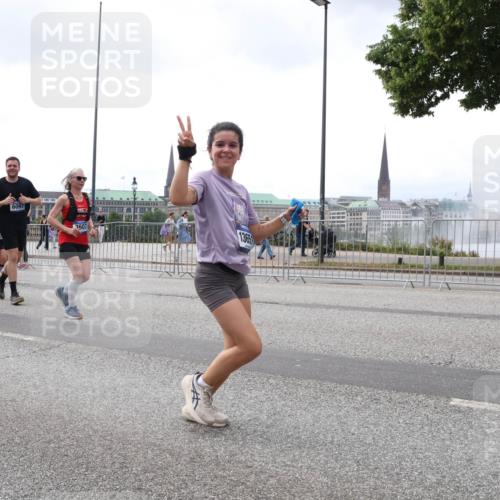 29.06.2025 - hella hamburg halbmarathon Lena Gebhardt http://msf.ph/oto/8382271 29.06.2025 10:40:20 Lombardsbrücke 6890, 6097, 3607, 1365, 1018, 1037, 1058, 1076, 1291, 1586, 1691, 1899, 2019, 2109, 2254, 2515, 2572, 2762, 2763, 2866, 2888, 3237, 3293, 3295, 3515, 3607, 3808, 3810, 3882, 3883, 3884, 4173, 4271, 4411, 4471, 4756, 4906, 5059, 5113, 5229, 5263, 5351, 5352, 5654, 5702, 5877, 5901, 5975, 6076, 6097, 6229, 6278, 6280, 6363, 6463, 6548, 6673, 6698, 6750, 6866, 6876, 6890, 6920, 7045, 7108, 7174, 7455, 7456, 7675, 7850, 8107, 8307, 8378, 8391 meine-sportfotos.de