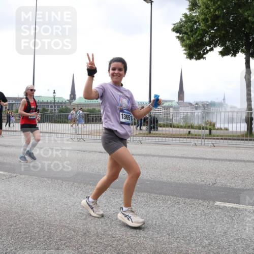 29.06.2025 - hella hamburg halbmarathon Lena Gebhardt http://msf.ph/oto/8382296 29.06.2025 10:40:20 Lombardsbrücke 6890, 6097, 13651, 1018, 1037, 1058, 1076, 1291, 1586, 1691, 1899, 2019, 2109, 2254, 2515, 2572, 2762, 2763, 2866, 2888, 3237, 3293, 3295, 3515, 3607, 3808, 3810, 3882, 3883, 3884, 4173, 4271, 4411, 4471, 4756, 4906, 5059, 5113, 5229, 5263, 5351, 5352, 5654, 5702, 5877, 5901, 5975, 6076, 6097, 6229, 6278, 6280, 6363, 6463, 6548, 6673, 6698, 6750, 6866, 6876, 6890, 6920, 7045, 7108, 7174, 7455, 7456, 7675, 7850, 8107, 8307, 8378, 8391 meine-sportfotos.de