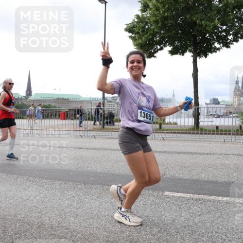 29.06.2025 - hella hamburg halbmarathon Lena Gebhardt http://msf.ph/oto/8382350 29.06.2025 10:40:21 Lombardsbrücke 90, 6097, 13651, 1018, 1037, 1058, 1076, 1291, 1586, 1691, 1899, 2019, 2109, 2254, 2515, 2572, 2762, 2763, 2866, 2888, 3237, 3293, 3295, 3515, 3607, 3808, 3810, 3882, 3883, 3884, 4173, 4271, 4411, 4471, 4756, 4906, 5059, 5113, 5229, 5263, 5351, 5352, 5654, 5702, 5877, 5901, 5975, 6076, 6097, 6229, 6278, 6280, 6363, 6463, 6548, 6673, 6698, 6750, 6866, 6876, 6890, 6920, 7045, 7108, 7174, 7455, 7456, 7675, 7850, 7956, 8307, 8378, 8391 meine-sportfotos.de