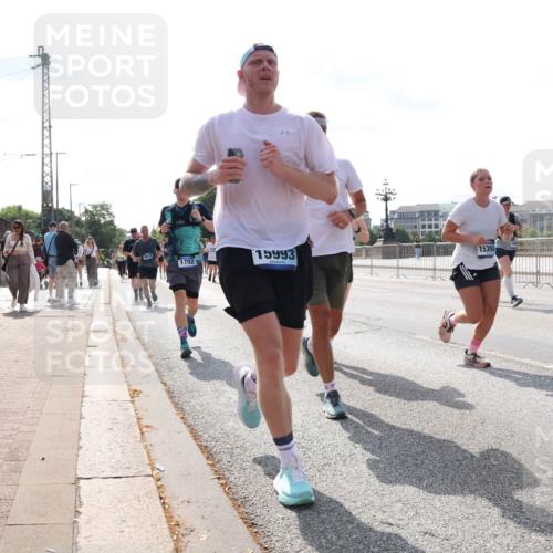 29.06.2025 - hella hamburg halbmarathon Lena Gebhardt http://msf.ph/oto/8382375 29.06.2025 10:02:48 Lombardsbrücke 8624, 1702, 15993, 15394, 1128, 1254, 1482, 1702, 1733, 2685, 2712, 2780, 2810, 2819, 3225, 3630, 3780, 3919, 3976, 4066, 4204, 4613, 4665, 4904, 5734, 6208, 6217, 6708, 6752, 6815, 6860, 6997, 7049, 7210, 7323, 7869, 7888, 8003, 8364, 8481, 8483, 8614, 8624, 8662, 8749, 9006, 9131, 9554, 9986, 10128, 10295, 10539, 10866, 11191, 11250, 11515, 11670, 11702, 11782, 11935, 11968, 12169, 12422, 12908, 13664, 14224 meine-sportfotos.de