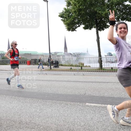 29.06.2025 - hella hamburg halbmarathon Lena Gebhardt http://msf.ph/oto/8382437 29.06.2025 10:40:21 Lombardsbrücke 6890, 6097, 3607, 1018, 1037, 1058, 1076, 1291, 1586, 1691, 1899, 2019, 2109, 2254, 2515, 2572, 2762, 2763, 2866, 2888, 3237, 3293, 3295, 3515, 3607, 3808, 3810, 3882, 3883, 3884, 4173, 4271, 4411, 4471, 4756, 4906, 5059, 5113, 5229, 5263, 5351, 5352, 5654, 5702, 5877, 5901, 5975, 6076, 6097, 6229, 6278, 6280, 6363, 6463, 6548, 6673, 6698, 6750, 6866, 6876, 6890, 6920, 7045, 7108, 7174, 7455, 7456, 7675, 7850, 7956, 8307, 8378, 8391 meine-sportfotos.de