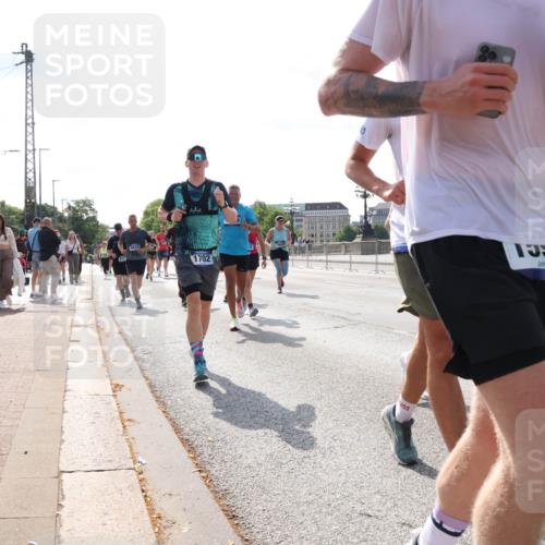 29.06.2025 - hella hamburg halbmarathon Lena Gebhardt http://msf.ph/oto/8382522 29.06.2025 10:02:48 Lombardsbrücke 8624, 1702, 1539, 1128, 1254, 1482, 1702, 1733, 2685, 2712, 2780, 2810, 2819, 3225, 3630, 3780, 3919, 3976, 4066, 4204, 4613, 4665, 4904, 5734, 6208, 6217, 6708, 6752, 6815, 6860, 6997, 7049, 7210, 7323, 7869, 7888, 8003, 8364, 8481, 8483, 8614, 8624, 8662, 8749, 9006, 9131, 9554, 9986, 10128, 10295, 10539, 10866, 11191, 11250, 11515, 11670, 11702, 11782, 11935, 11968, 12169, 12422, 12908, 13664, 14224 meine-sportfotos.de
