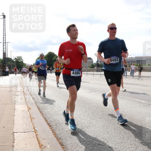 29.06.2025 - hella hamburg halbmarathon Lena Gebhardt http://msf.ph/oto/8382624 29.06.2025 10:15:38 Lombardsbrücke 4466, 6376, 4494, 4492, 1440, 1524, 2110, 2720, 2989, 3167, 3417, 3650, 4007, 4466, 4492, 4494, 5069, 5271, 5739, 5986, 6317, 6376, 6576, 7452, 7809, 7810, 7941, 7942, 8256, 8746, 8885, 9192, 9307, 9423, 9657, 9675, 9847, 9997, 10108, 10608, 10775, 10858, 11774, 11783, 12427, 12457, 12469, 12521, 13179, 13197, 13453, 13500, 13818, 13951, 14413, 14423, 14550, 14552, 15150, 15307, 15740 meine-sportfotos.de