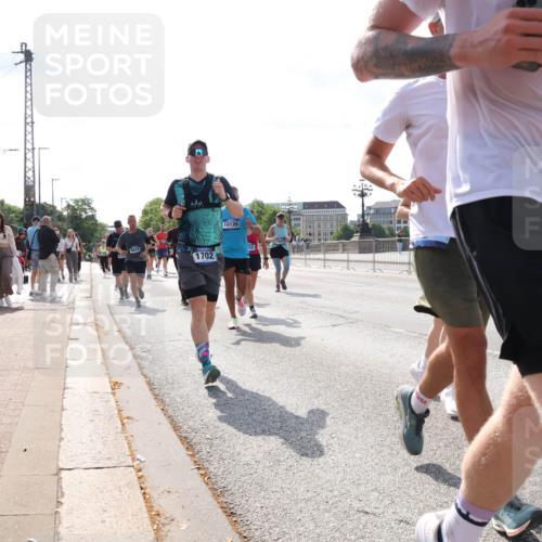 29.06.2025 - hella hamburg halbmarathon Lena Gebhardt http://msf.ph/oto/8382626 29.06.2025 10:02:48 Lombardsbrücke 10128, 8624, 52, 1702, 1539, 1128, 1254, 1482, 1702, 1733, 2685, 2712, 2780, 2810, 2819, 3225, 3630, 3780, 3919, 3976, 4066, 4204, 4613, 4665, 4904, 5734, 6208, 6217, 6708, 6752, 6815, 6860, 6997, 7049, 7210, 7323, 7869, 7888, 8003, 8364, 8481, 8483, 8614, 8624, 8662, 8749, 9006, 9131, 9554, 9986, 10128, 10295, 10539, 10866, 11191, 11250, 11515, 11670, 11702, 11782, 11935, 11968, 12169, 12422, 12908, 13664, 14224 meine-sportfotos.de