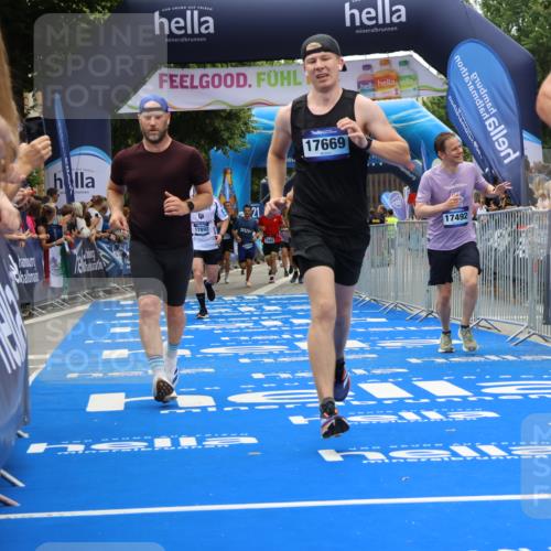 29.06.2025 - hella hamburg halbmarathon Strokosch-Dieckow http://msf.ph/oto/8382682 29.06.2025 10:46:48 Ziel 3976, 4091, 6630, 11858, 13940, 14385, 14541, 15900, 16175, 17172, 17353, 17492, 17669, 17743, 17865, 17892, 19105, 19128 meine-sportfotos.de