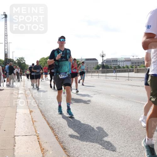 29.06.2025 - hella hamburg halbmarathon Lena Gebhardt http://msf.ph/oto/8382691 29.06.2025 10:02:49 Lombardsbrücke 5734, 1702, 6752, 1128, 1254, 1482, 1702, 1733, 2685, 2712, 2780, 2810, 2819, 3225, 3630, 3780, 3919, 3976, 4066, 4204, 4613, 4665, 4904, 5734, 6208, 6217, 6708, 6752, 6815, 6860, 6997, 7049, 7210, 7323, 7869, 7888, 8003, 8364, 8481, 8483, 8614, 8624, 8662, 8749, 9006, 9131, 9554, 9986, 10128, 10295, 10539, 10866, 11191, 11250, 11515, 11670, 11702, 11782, 11935, 11968, 12169, 12422, 12908, 13664, 14224 meine-sportfotos.de