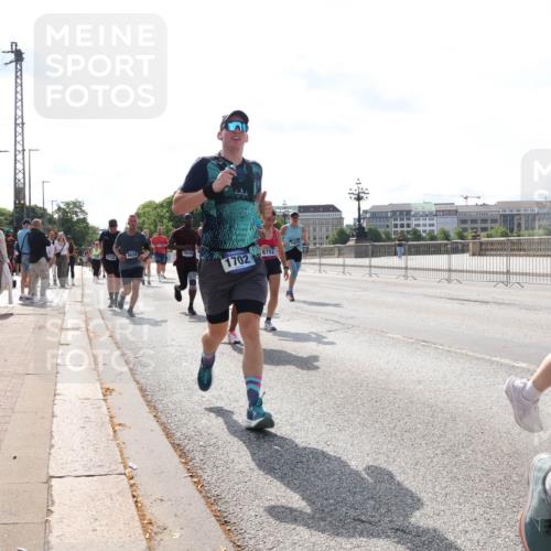 29.06.2025 - hella hamburg halbmarathon Lena Gebhardt http://msf.ph/oto/8382801 29.06.2025 10:02:49 Lombardsbrücke 5734, 8624, 13184, 1702, 1128, 1254, 1482, 1702, 1733, 2685, 2712, 2780, 2810, 2819, 3225, 3630, 3780, 3919, 3976, 4066, 4204, 4613, 4665, 4904, 5734, 6208, 6217, 6708, 6752, 6815, 6860, 6997, 7049, 7210, 7323, 7869, 7888, 8003, 8364, 8481, 8483, 8614, 8624, 8662, 8749, 9006, 9131, 9554, 9986, 10128, 10295, 10539, 10866, 11191, 11250, 11515, 11670, 11702, 11782, 11935, 11968, 12169, 12422, 12908, 13664, 14224 meine-sportfotos.de