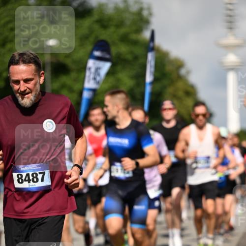 29.06.2025 - hella hamburg halbmarathon Dr. Thomas Lammeyer http://msf.ph/oto/8382810 29.06.2025 09:59:11 Kennedybrücke 1200, 1630, 1683, 1696, 1706, 1884, 2207, 2287, 2411, 2706, 2708, 3087, 3213, 3435, 3692, 3747, 3985, 4088, 4093, 4121, 4189, 4345, 4847, 4890, 5102, 5421, 5459, 5638, 5915, 6009, 6027, 6054, 6158, 6421, 6532, 6662, 6691, 6836, 6938, 7052, 7312, 7367, 7659, 8139, 8153, 8205, 8216, 8218, 8302, 8371, 8454, 8487, 8577, 8693, 8720, 8856, 8889, 8899, 8927, 8955, 9031, 9032, 9386, 9529, 9649, 9786, 9869, 9959, 10053, 10115, 10184, 10263, 10423, 11356 meine-sportfotos.de