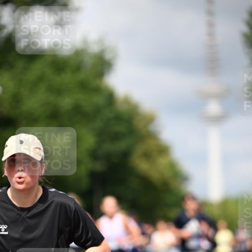 29.06.2025 - hella hamburg halbmarathon Dr. Thomas Lammeyer http://msf.ph/oto/8382900 29.06.2025 10:42:46 Kennedybrücke 1394, 1457, 1596, 1721, 1791, 1901, 2113, 2151, 3094, 3095, 3242, 3323, 3338, 3635, 3716, 3841, 3927, 4921, 5085, 5089, 5155, 5161, 5300, 5713, 5790, 6199, 6200, 6695, 6696, 6751, 6930, 7117, 7118, 7119, 7148, 7165, 7244, 7371, 7552, 7692, 7849, 7914, 8583, 8615, 8635, 8747, 9424, 9500, 9689, 9699, 10584 meine-sportfotos.de