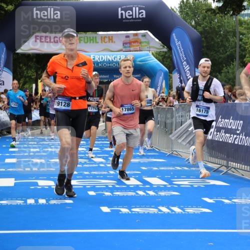 29.06.2025 - hella hamburg halbmarathon Strokosch-Dieckow http://msf.ph/oto/8382934 29.06.2025 10:46:41 Ziel 1920, 1942, 3976, 6630, 9051, 11858, 13525, 13554, 13940, 14541, 15026, 15133, 15714, 15900, 16175, 17353, 17669, 17743, 17865, 18297, 19128 meine-sportfotos.de