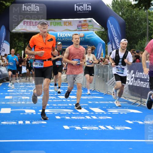 29.06.2025 - hella hamburg halbmarathon Strokosch-Dieckow http://msf.ph/oto/8382998 29.06.2025 10:46:41 Ziel 1920, 1942, 3976, 6630, 9051, 11858, 13525, 13554, 13940, 14541, 15026, 15133, 15714, 15900, 16175, 17353, 17669, 17743, 17865, 18297, 19128 meine-sportfotos.de
