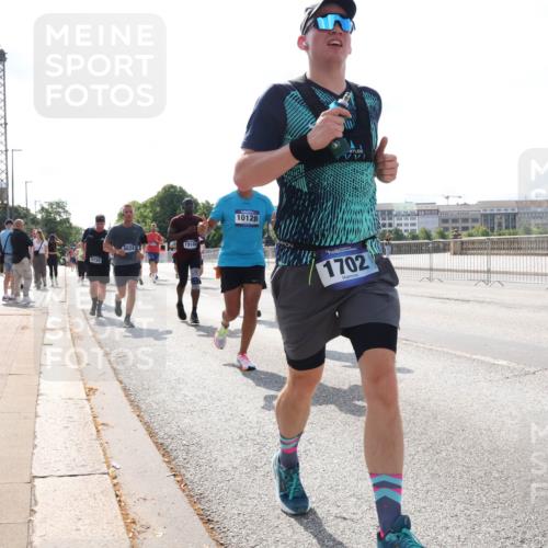 29.06.2025 - hella hamburg halbmarathon Lena Gebhardt http://msf.ph/oto/8383019 29.06.2025 10:02:50 Lombardsbrücke 5734, 13184, 10128, 1702, 1128, 1254, 1414, 1482, 1702, 1733, 2685, 2712, 2780, 2782, 2810, 2819, 3225, 3630, 3780, 3919, 3976, 4066, 4204, 4613, 4665, 4904, 5734, 6208, 6217, 6708, 6752, 6815, 6860, 6997, 7049, 7210, 7211, 7323, 7869, 7888, 8003, 8364, 8481, 8483, 8614, 8624, 8662, 8749, 9006, 9131, 9554, 9986, 10128, 10295, 10539, 11191, 11250, 11515, 11670, 11702, 11782, 11935, 11968, 12169, 12422, 12908, 13664, 14224 meine-sportfotos.de