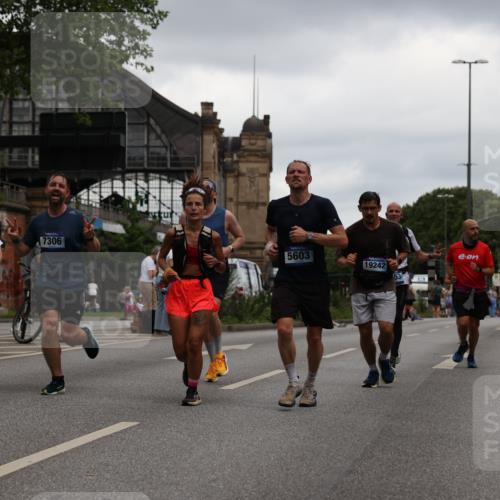 29.06.2025 - hella hamburg halbmarathon Yannick Fuchs http://msf.ph/oto/8383047 29.06.2025 10:55:04 20KM 1188, 1453, 1823, 2426, 2661, 3698, 5379, 5602, 5603, 5613, 5775, 6201, 6674, 6708, 6757, 6921, 7006, 7250, 7306, 7759, 7761, 8177, 8483, 8662, 9020, 9021, 9071, 9611, 9984, 10295, 11702, 12377, 12789, 12908, 13459, 13516, 13558, 15269, 16621, 17145, 17181, 17226, 17951, 18133, 18757, 19117, 19146, 19242 meine-sportfotos.de