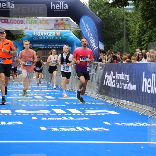 29.06.2025 - hella hamburg halbmarathon Strokosch-Dieckow http://msf.ph/oto/8383093 29.06.2025 10:46:40 Ziel 1920, 1942, 3976, 6630, 9051, 11858, 13525, 13554, 14541, 15026, 15133, 15206, 15714, 15900, 16175, 17353, 17669, 17743, 17865, 18297, 19128 meine-sportfotos.de