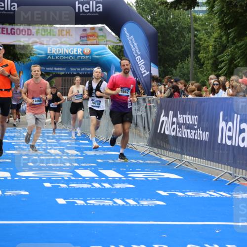 29.06.2025 - hella hamburg halbmarathon Strokosch-Dieckow http://msf.ph/oto/8383130 29.06.2025 10:46:40 Ziel 1920, 1942, 3976, 6630, 9051, 11858, 13525, 13554, 14541, 15026, 15133, 15206, 15714, 15900, 16175, 17353, 17669, 17743, 17865, 18297, 19128 meine-sportfotos.de