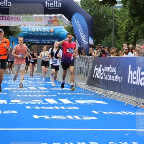 29.06.2025 - hella hamburg halbmarathon Strokosch-Dieckow http://msf.ph/oto/8383183 29.06.2025 10:46:40 Ziel 1920, 1942, 3976, 6630, 9051, 11858, 13525, 13554, 14541, 15026, 15133, 15206, 15714, 15900, 16175, 17353, 17669, 17743, 17865, 18297, 19128 meine-sportfotos.de