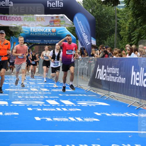 29.06.2025 - hella hamburg halbmarathon Strokosch-Dieckow http://msf.ph/oto/8383215 29.06.2025 10:46:40 Ziel 1920, 1942, 3976, 6630, 9051, 11858, 13525, 13554, 14541, 15026, 15133, 15206, 15714, 15900, 16175, 17353, 17669, 17743, 17865, 18297, 19128 meine-sportfotos.de